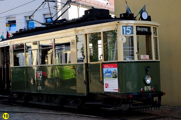 Am Eingang steht sie schon bereit - "unsere" Straßenbahn, Linie 15. Gleich wird sie uns gemütlich quietschend und scheppernd durch Nürnberg schaukeln. 