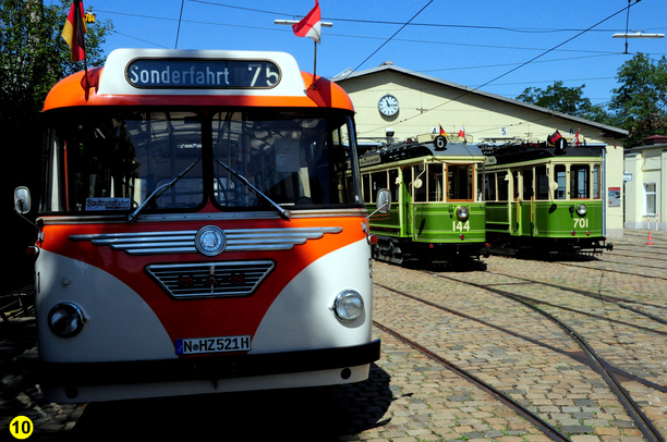 Blick auf das Historische Straßenbahndepot St. Peter mit zwei grünen Zeppelinwagen (im Bild rechts):