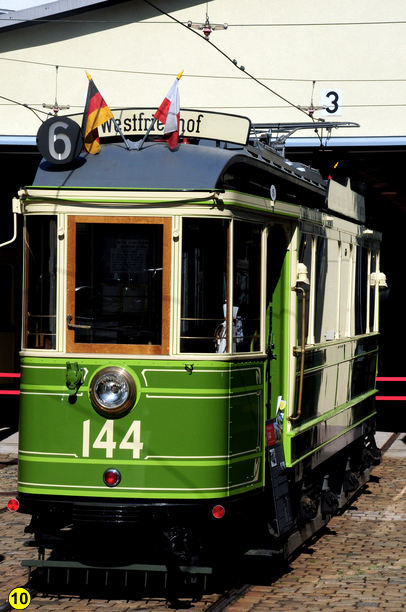 Grüner Zeppelinwagen 144 mit deutscher und rot-weißer Flagge. Zielhaltestelle Westfriedhof