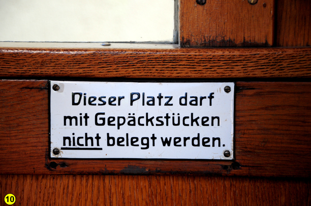 Schild: "Dieser Platz darf mit Gepäckstücken NICHT belegt werden."