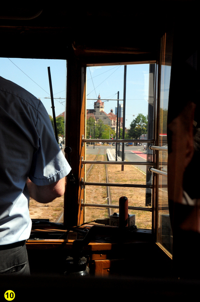 Fahrt mit historischer Straßenbahn - Blick aus der fahrenden Straßenbahn