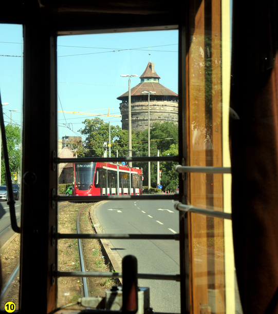Fahrt mit historischer Straßenbahn.   Nähe Spittlertorturm in Fahrtrichtung Plärrer:
